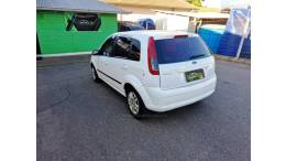 FORD - FIESTA - 2013/2014 - Branca - R$ 33.900,00