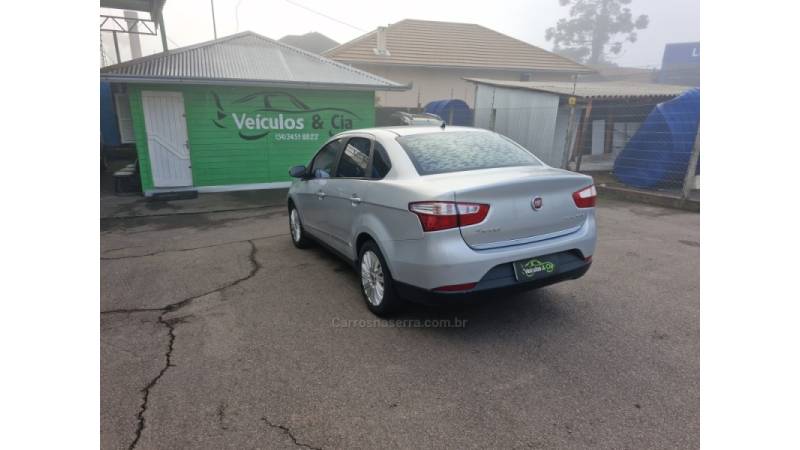 FIAT - GRAND SIENA - 2014/2015 - Prata - R$ 45.300,00