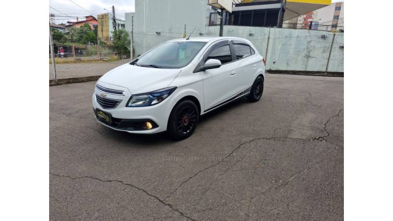 CHEVROLET - ONIX - 2012/2013 - Branca - R$ 45.800,00