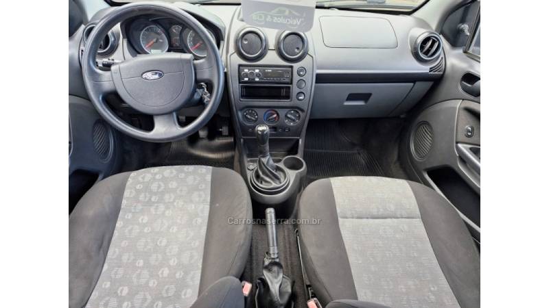FORD - FIESTA - 2013/2014 - Prata - R$ 33.500,00