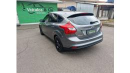 FORD - FOCUS - 2014/2015 - Cinza - R$ 59.800,00