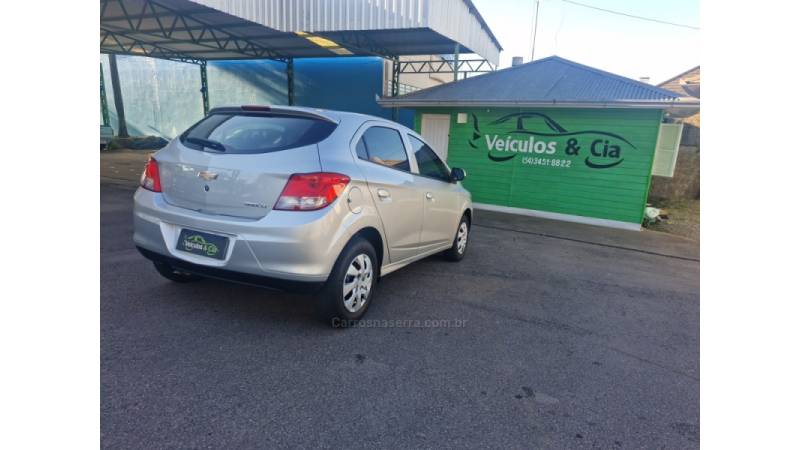 CHEVROLET - ONIX - 2013/2014 - Prata - R$ 44.500,00