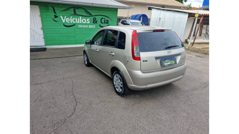 FORD - FIESTA - 2013/2014 - Prata - R$ 34.800,00