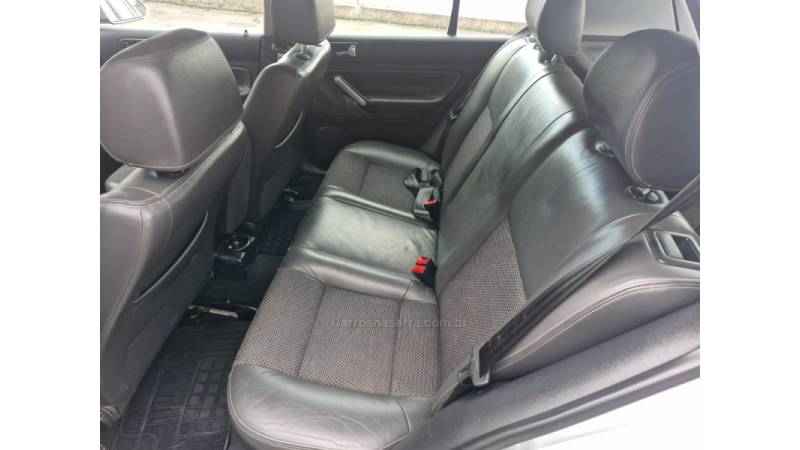 VOLKSWAGEN - GOLF - 2009/2010 - Prata - R$ 48.800,00