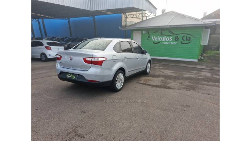 FIAT - GRAND SIENA - 2014/2015 - Prata - R$ 45.300,00